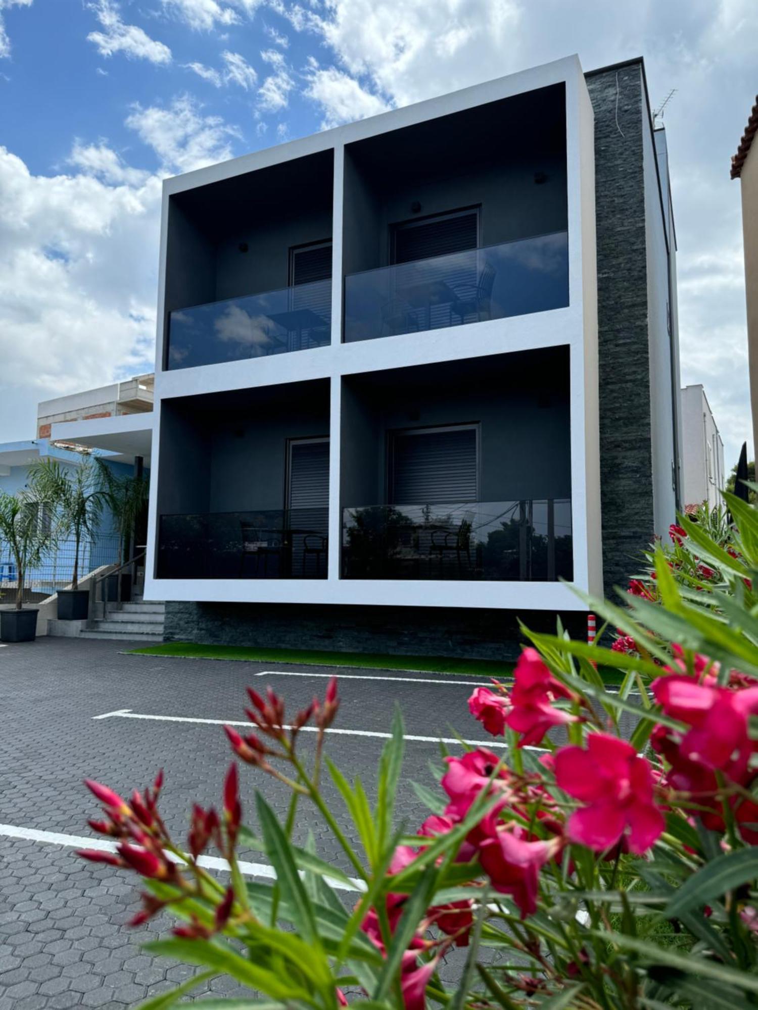 Kevin'S Aparthotel Vlorë Exteriör bild