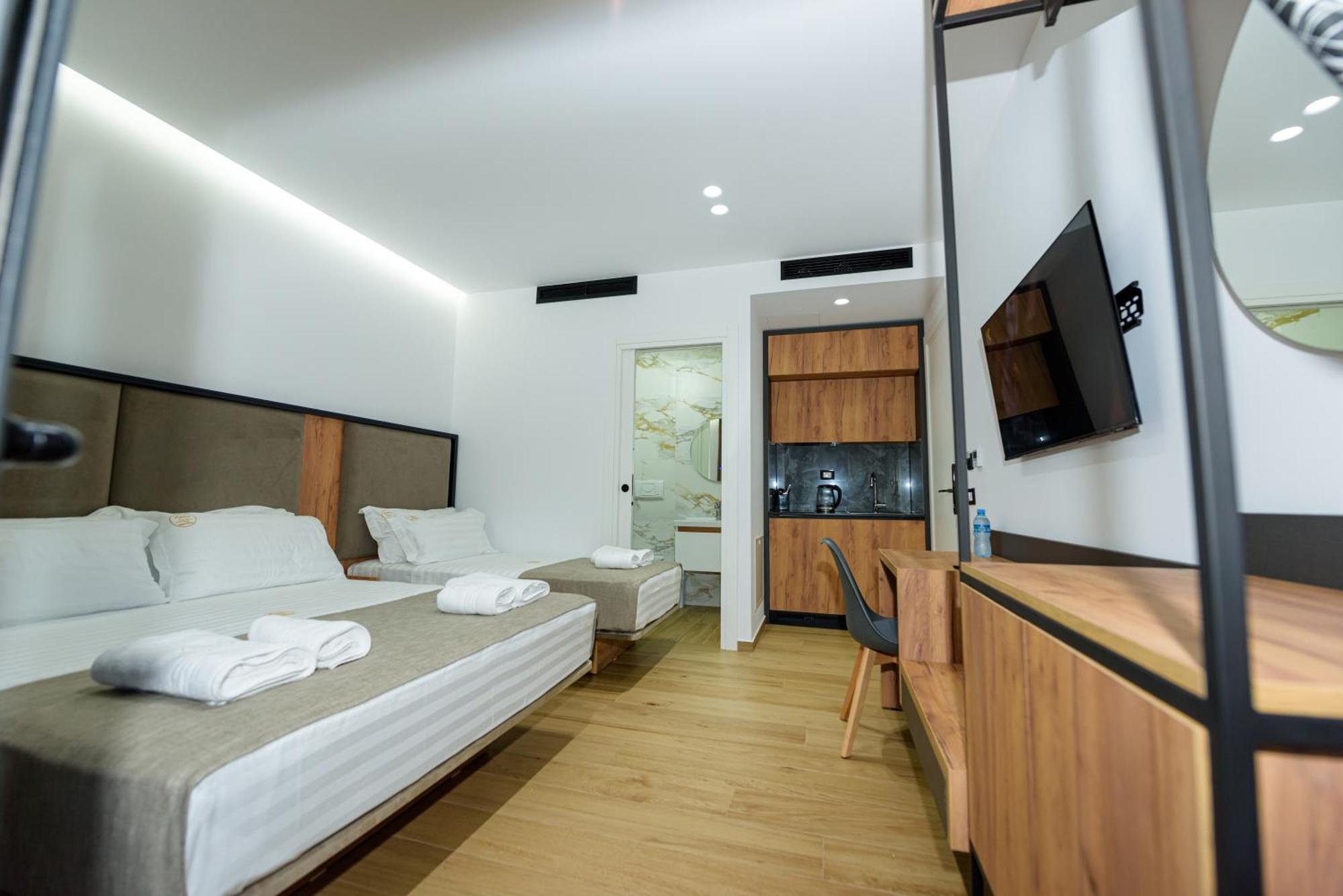 Kevin'S Aparthotel Vlorë Exteriör bild