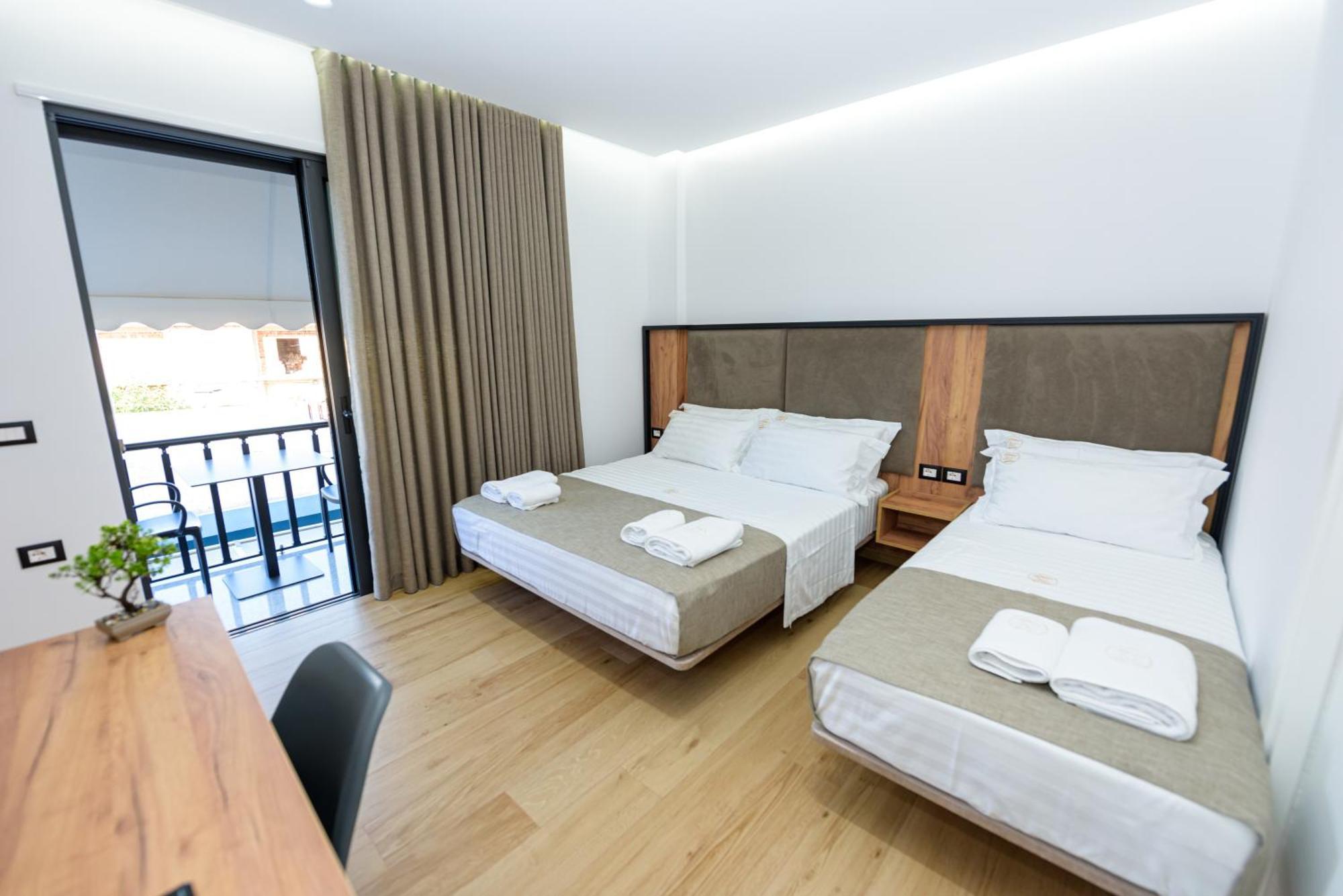 Kevin'S Aparthotel Vlorë Exteriör bild