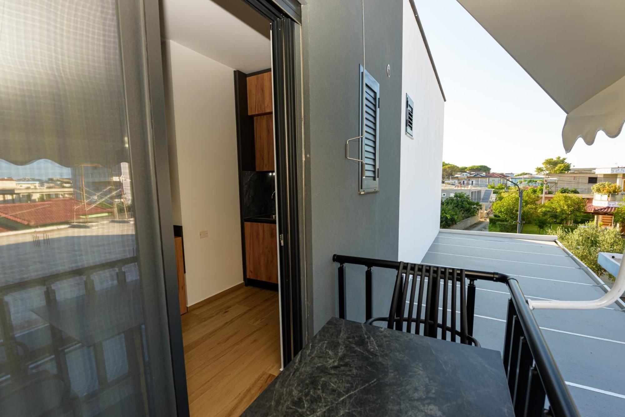 Kevin'S Aparthotel Vlorë Exteriör bild