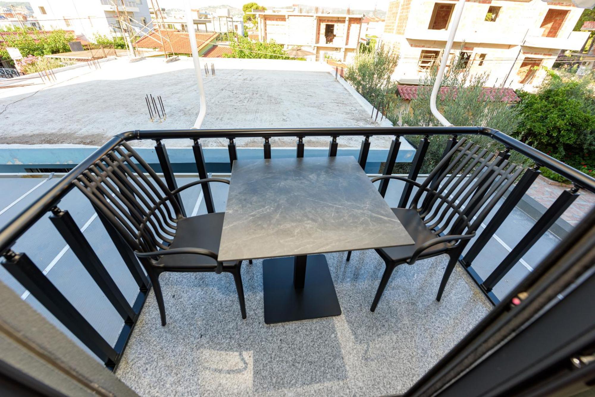 Kevin'S Aparthotel Vlorë Exteriör bild