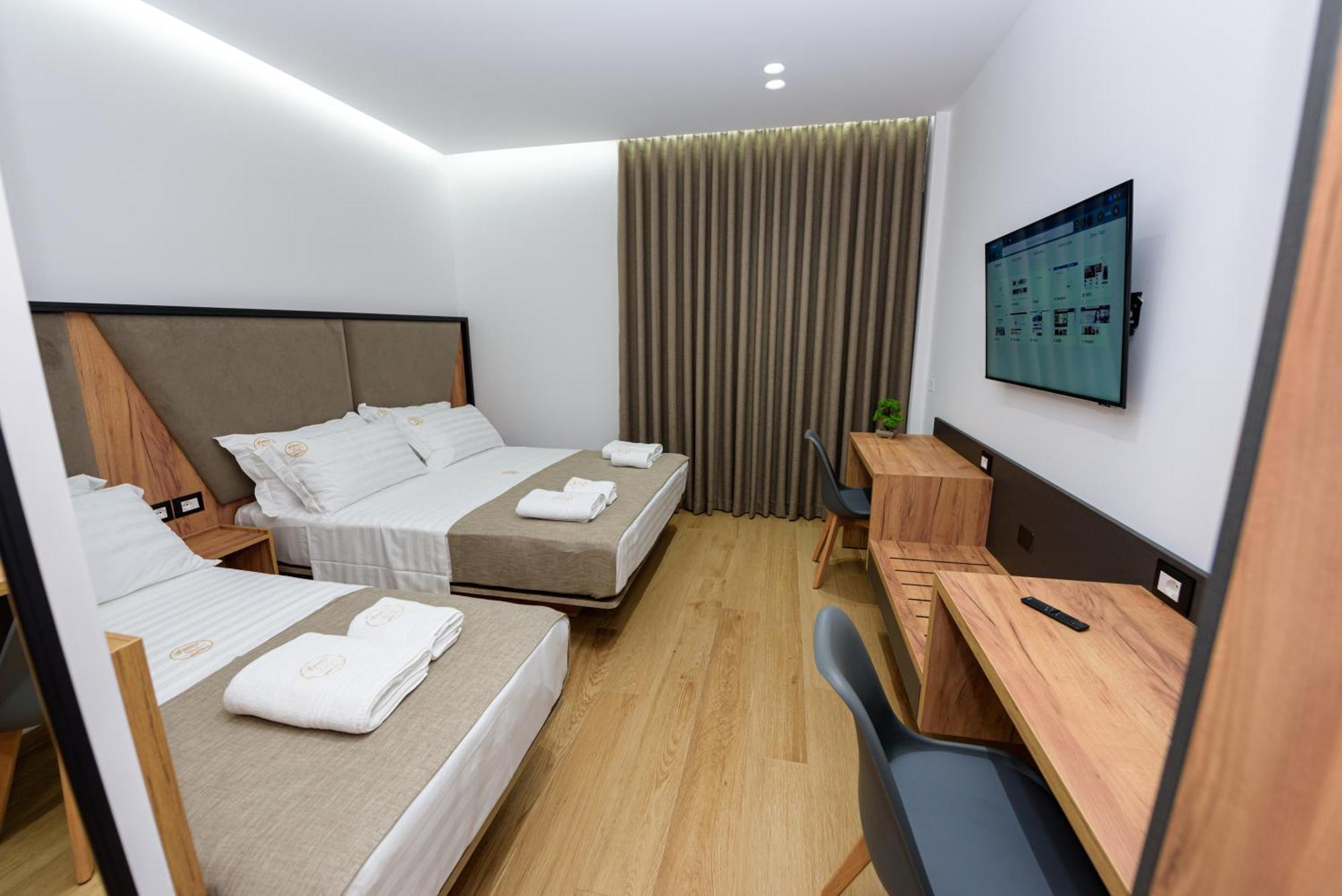 Kevin'S Aparthotel Vlorë Exteriör bild